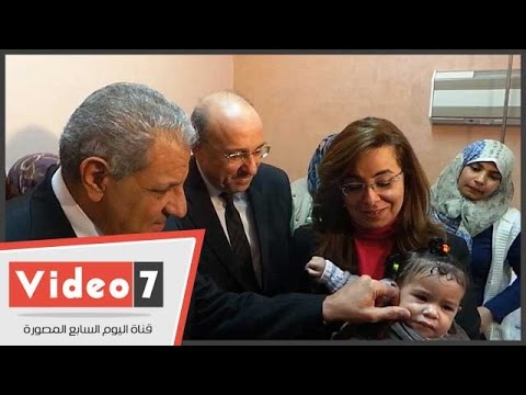محلب يداعب طفلة عثر عليها في صندوق قمامة