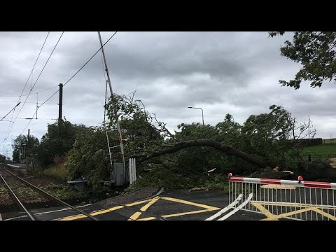 شاهد عاصفة علي تتسبب في ترنح طائرتين داخل بريطانيا وإيرلندا