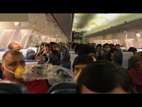 شاهد  أنوف مسافرين تنزف دمًا على متن طائرة هندية