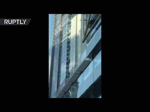 شاهد الرجل العنكبوت الفرنسي يتسلَّق برجًا شاهقًا في لندن
