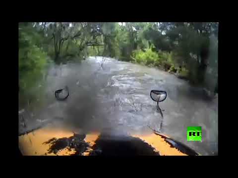 شاهد لحظة انزلاق حافلة مدرسية بسبب الفيضانات في ولاية تكساس الأميركية