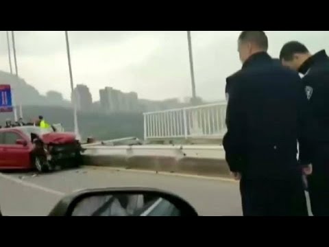 لحظة سقوط حافلة من أعلى الجسر في نهر يانغتسي الصيني