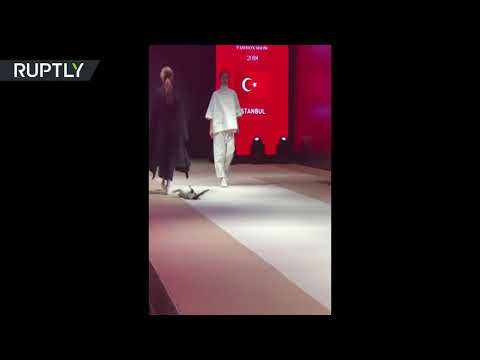 قطَّة تتحدى عارضات الأزياء في تركيا خلال أزمود الدولي