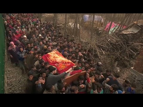 المئات يشيعون جنازة مسلحين مسلمين في كشمير