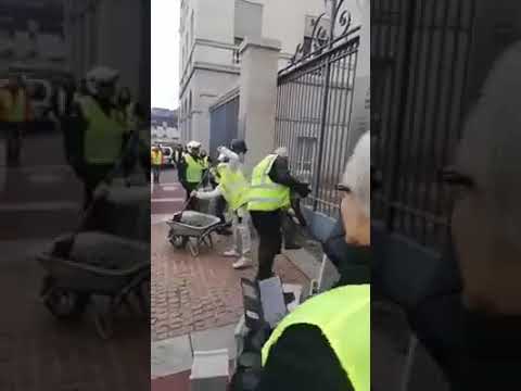 شاهد الفرنسيون يُغلقون باب السفارة السعودية بالأسمنت