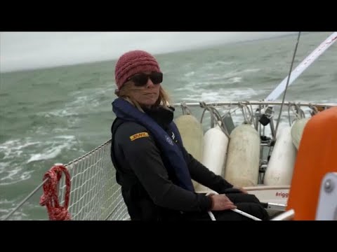 شاهد طاقم سفينة شحن ينقذ متسابقة من على متن زورقها الشراعي قرب القطب الجنوبي