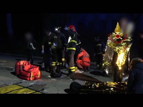 شاهد وفاة 5 مراهقين وأم بسبب التدافع في ملهى ليلى إيطالي