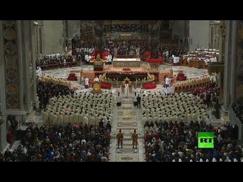 شاهد البابا فرانسيس يترأس قداس عيد الميلاد