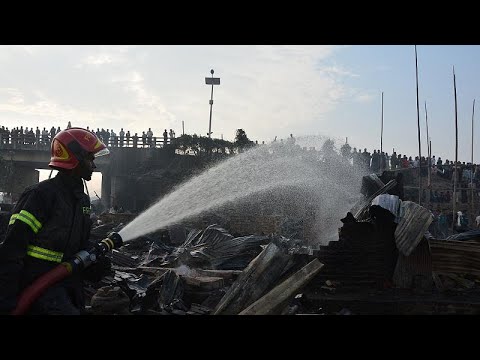 شاهد وفاة 8 أشخاص إثر حريق في منطقة عشوائيات في بنغلادش httpswwwyoutubecomwatchvsnh0kkdewii