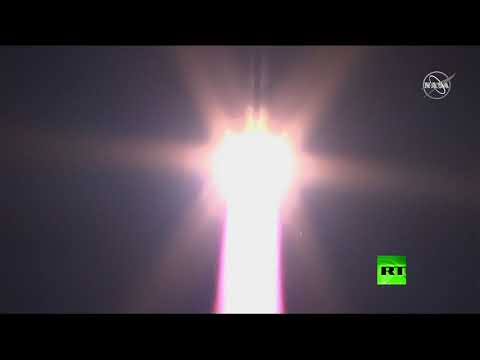 شاهد لحظة إطلاق صاروخ سويوز إلى الفضاء من قاعدة بايكونور الروسية