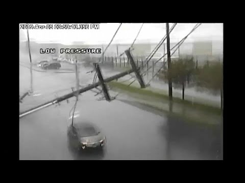 شاهد سيارة تنجو بأعجوبة من عمود إنارة سقط بفعل عاصفة في أميركا