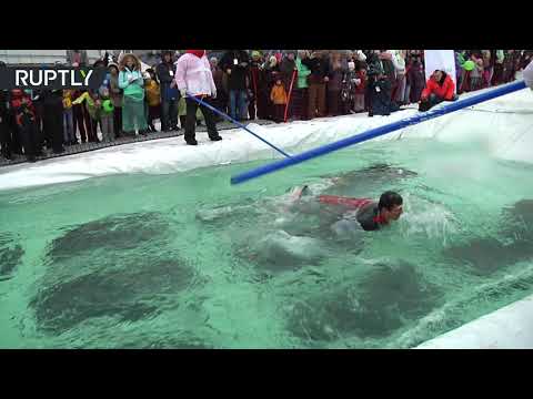 شاهد مسابقة غريبة للتزحلق على الماء في روسيا