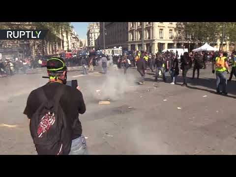 شاهد اشتباكات حادة بين محتجي السترات الصفراء والشرطة الفرنسية