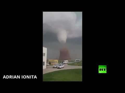 شاهد  إعصار هائل يضرب جنوبي رومانيا