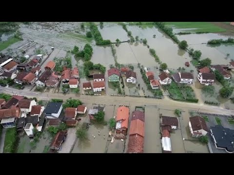 منازل وقرى البوسنة تغرق في مياه الفيضانات