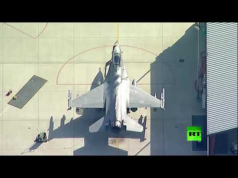شاهد لحظة سقوط مقاتلة أميركية من طراز إف16 فوق مبنى في كاليفورنيا