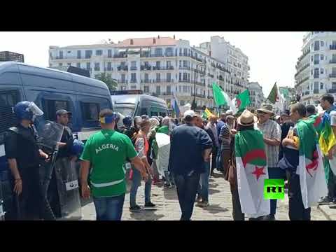 شاهد الجزائريون يتوافدون إلى ساحة البريد ومخاوف من مواجهات