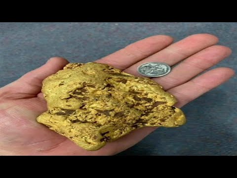 شاهد مستكشف يعثر على قطعة من الذهب تزن 14 كلغ في حقول أستراليا