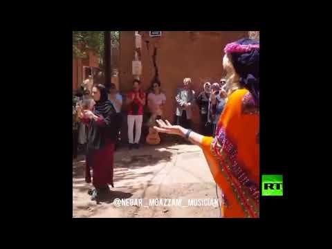 شاهد فتاة إيرانية تغني أمام الجمهور دون حجاب