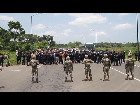 شاهد الشرطة المكسيكية تمنع عشرات المهاجرين من الوصول إلى الحدود مع أميركا