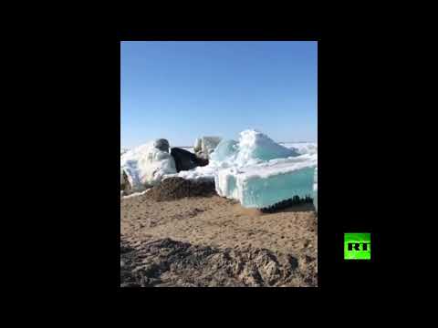 شاهد كتل جليدية تزحف نحو شواطئ نهر عملاق في سيبيريا