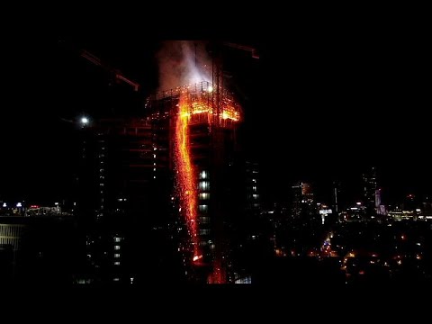 اندلاع حريق مهول في برج قيد البناء في العاصمة البولندية وارسو