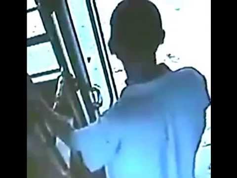 فتاة تقترب من الموت على الشاطئ