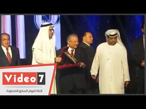 منح الشيخة فاطمة بنت مبارك درع التميز العربي