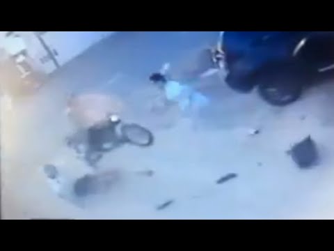 رجل ينقذ امرأة من يد لصين