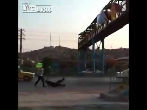 مراهق يقفز من أعلى كوبري للاستعراض أمام زملائه