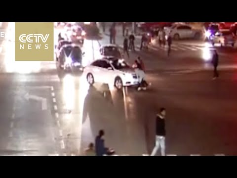 سيارة تدهس فتاة تقود دراجة هوائية