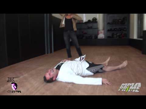 اعبة فنون قتالية تلقن مذيعًا درسًا قاسيًا