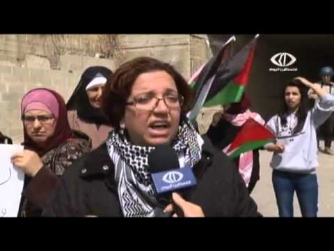 شاهد فلسطينيات يعتصمن تنديدًا بسياسات الاستيطان
