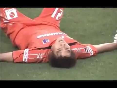 هدف مضحك في إحدى مباريات الدوري الياباني