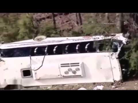 حادث سير مروّع يتسبب في انقلاب حافلة عدة مرات