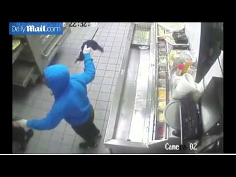 لص يهاجم مدير فرع دومينوز بيتزا