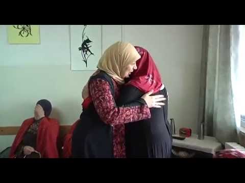 فلسطنيون ينظمون جولة ببيوت المسنين في رام الله في يوم الأم