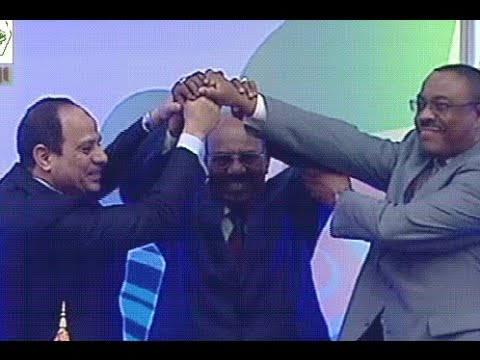 مواطن أثيوبي يخترق الحرس الرئاسي  ليُهدي السيسي وردة