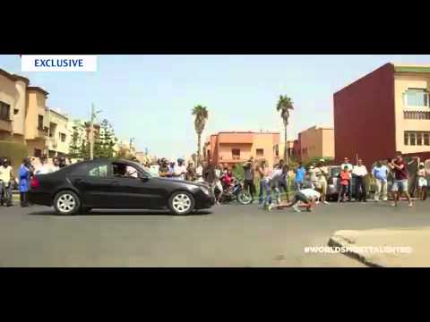فتاة خارقة تسحب سيارة بـ شعرها شاهد