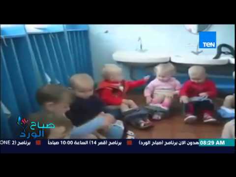 رضيع يتغزل في طفلة أثناء التدريب على التواليت