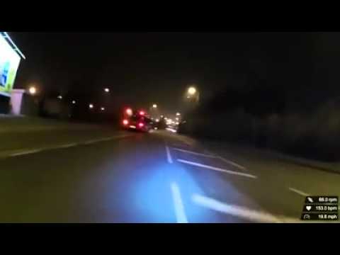 شاب يلاحق 3 لصوص لينقذ دراجة عجوز