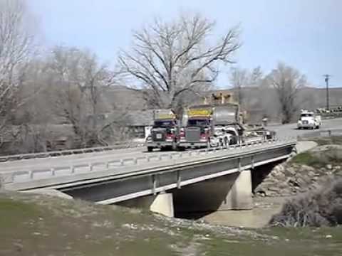 شاحنتين من اجل نقل جرافة عملاقة