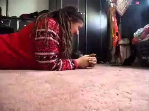 فتاة وصديقها المقرب فأر