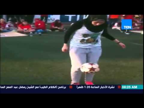 شاهد فتاة تُدهش المُتابعين بلعبها كرة القدم
