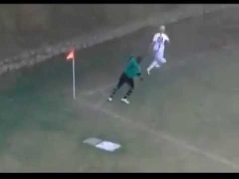 بالفيديو الأبيض يسدد بطريقة مفاجئة لحارس المرمى