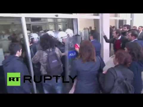 شاهد محامون يشتبكون مع الشرطة في إسطنبول