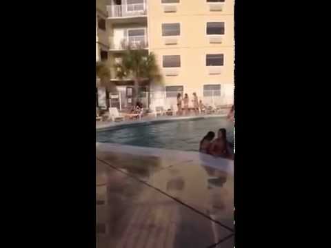شاهد ماذا فعل شاب بفتاتين حسناوتين فى حمام السباحة