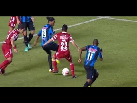 شاهد رونالدينيو يواصل تألقه في الملاعب