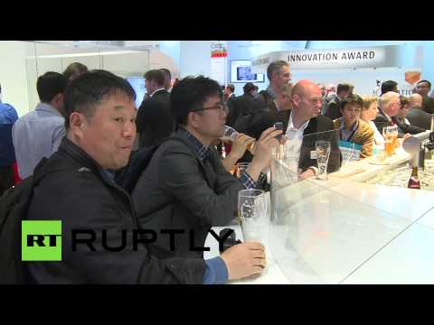 بالفيديو روبورت نادل يصب الجعة لزائري معرض هانوفر الدولي