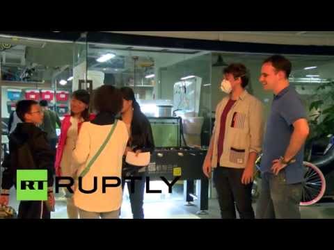 شاهد قناع التلوث يعبر عن حالة مرتديه في الصين